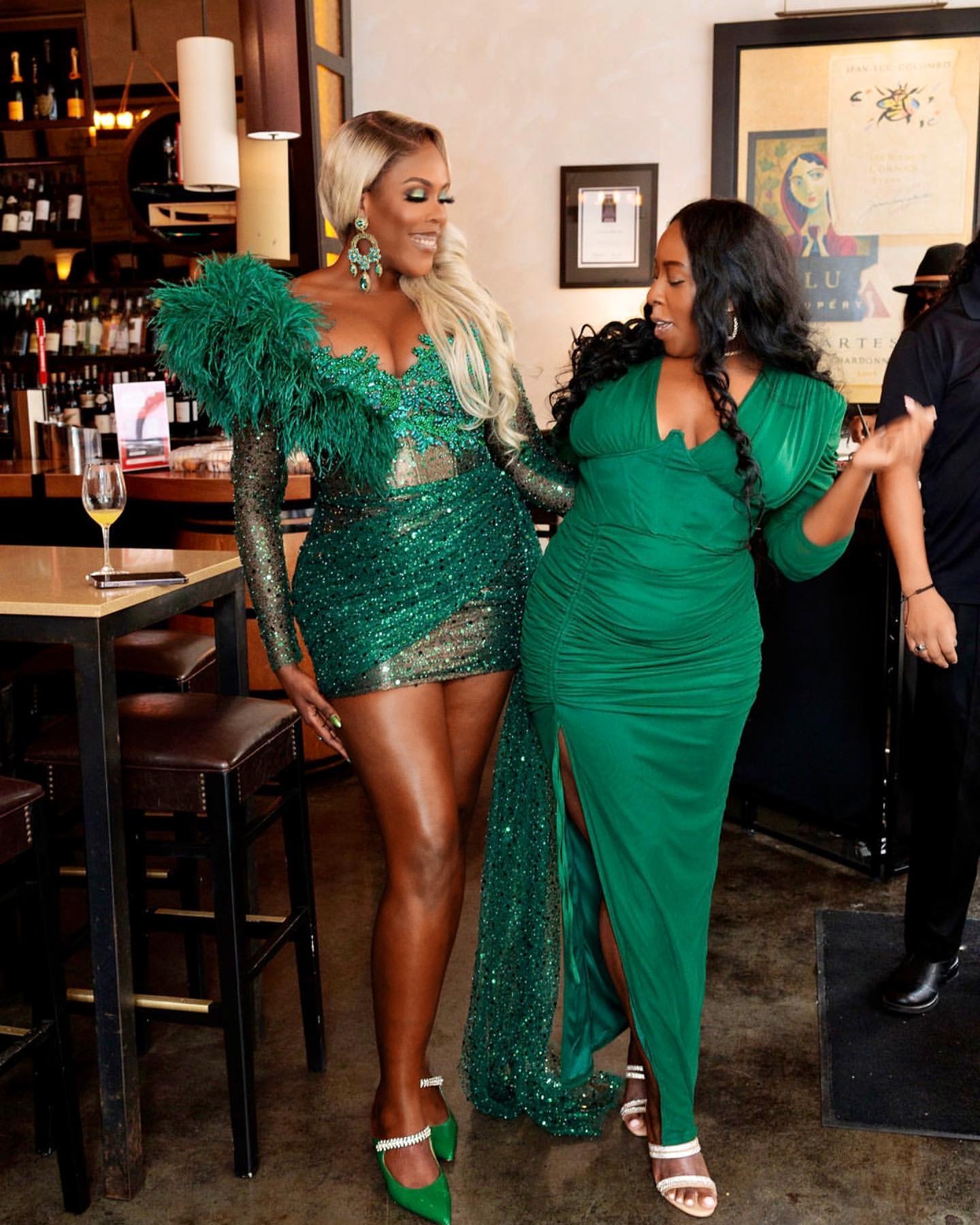 Chic Dark Green Sheath Homecoming Dress Feather Crystals Beaded Sequined Mini Graduation Cocktail Birthday Dresses For Special Occasions Sweetheart Go