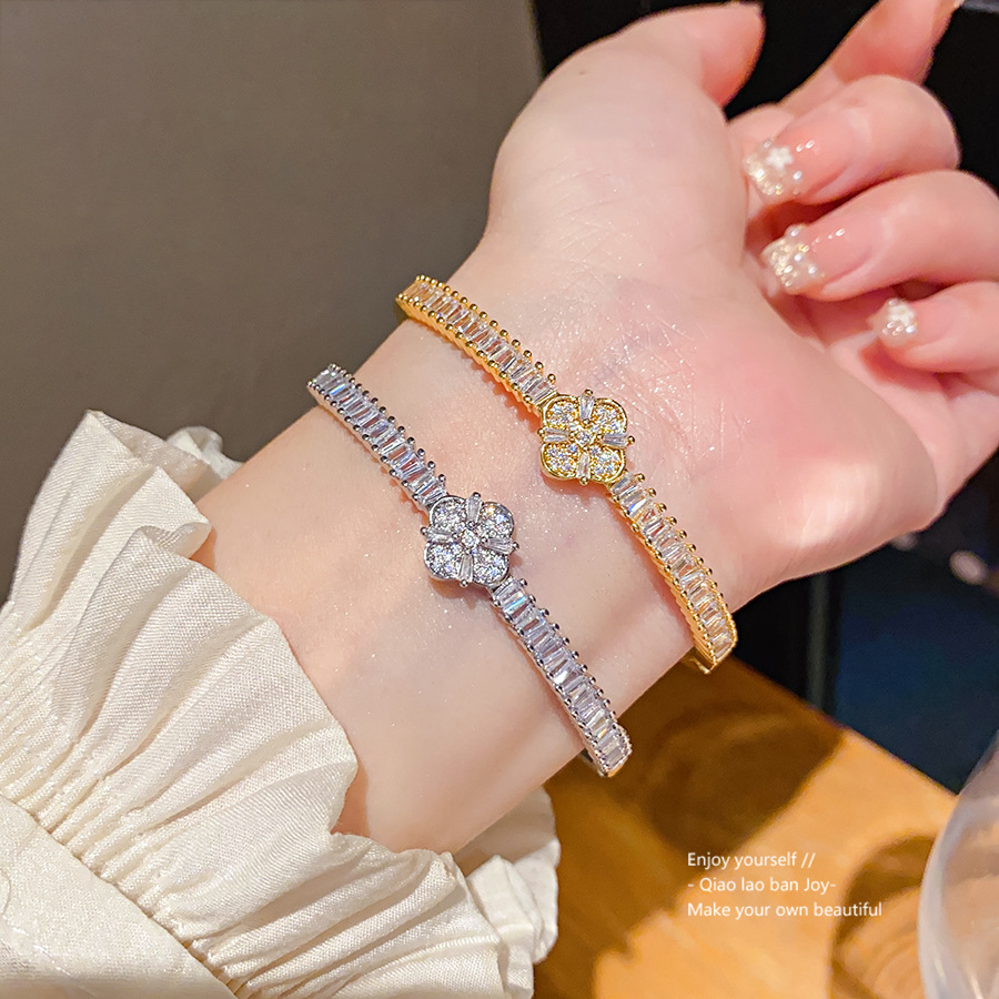 Golden Cuff Bracelet With Four-Leaf Clover & Crystal Detail, Elegant Luxe Style, Perfect For Daily Wear & Gifting, High-Quality Jewelry