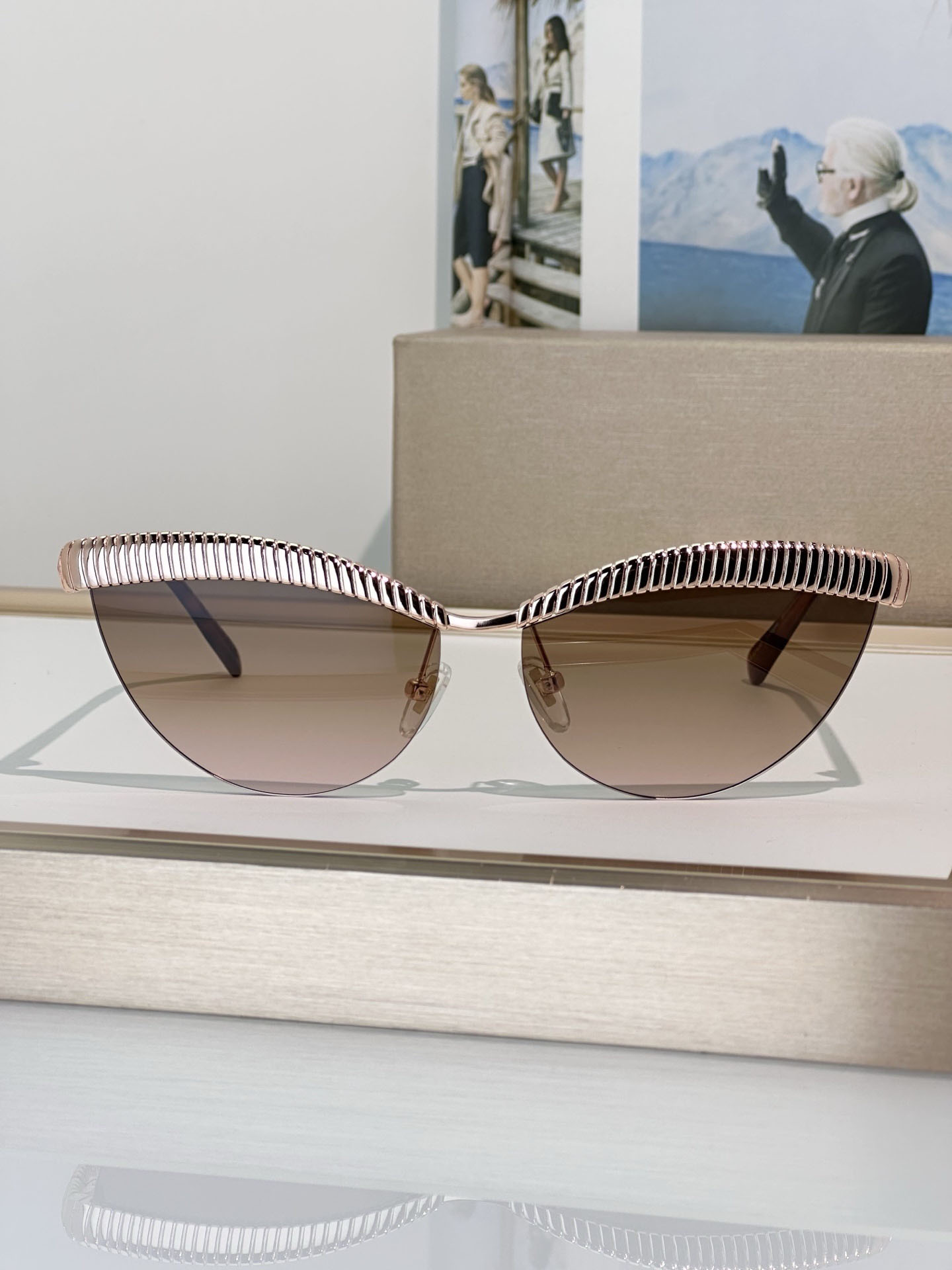 Luxury Designers Womens Sunglasses For Women Men Sun Glasses Mens Designer 40056U Fashion Style Protects Eyes Random Box