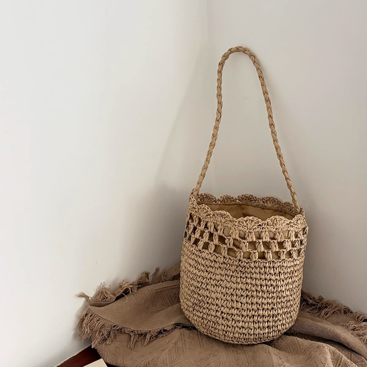 2025 new collection Artistic And Fresh Style Woven Bag Women's Shoulder Bag Handbag Niche And Simple Water Bucket Bag Straw Handbag Autumn New De