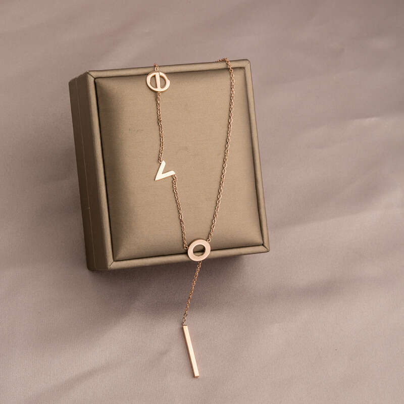 DHcollections Rose Gold Necklace for Women 2025 New High-End Niche Design Light Internet Celebrity Collarbone Chain