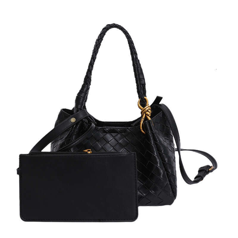 High-End Niche for Women, Autumn/Winter 2025 New Versatile Fashion Crossbody Bag, Korean Style Handheld Quilted Bucket Bag