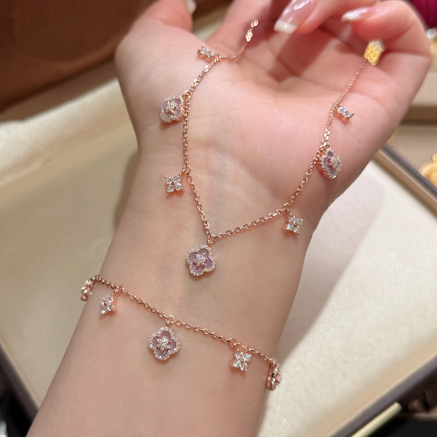 Zircon Mother-of-Pearl Four-Leaf Flower Light Elegant Versatile Bracelet Niche Fashion High-End Feel Women's Jewelry - view 5