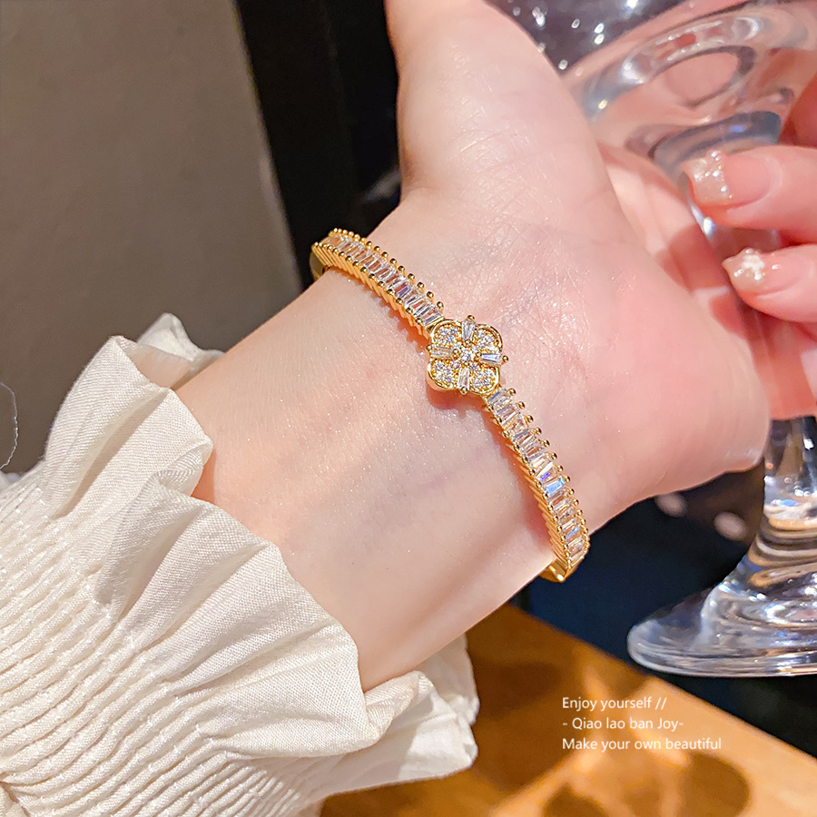 Golden Cuff Bracelet With Four-Leaf Clover & Crystal Detail, Elegant Luxe Style, Perfect For Daily Wear & Gifting, High-Quality Jewelry