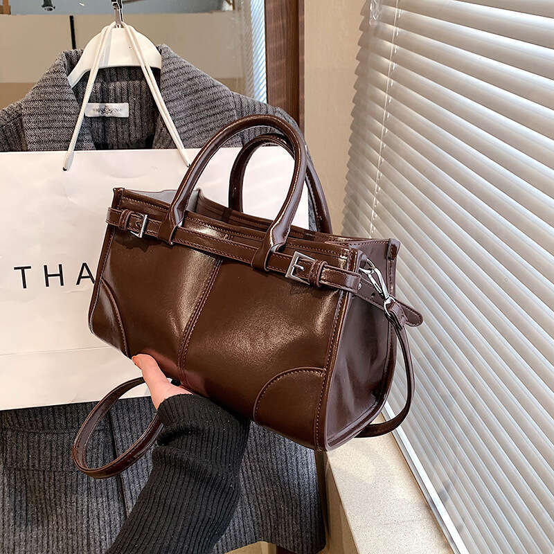 2025 New Handheld Commuter Underarm Fashionable Stylish Color-Block Women's Single Shoulder Oil Wax Leather Large Capacity Bag