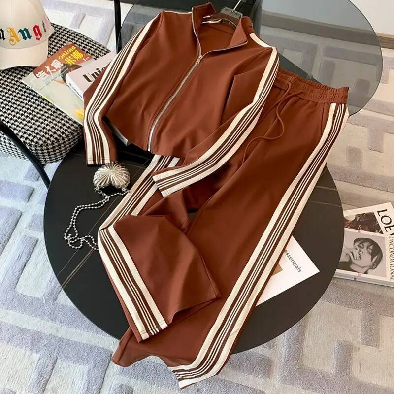 2025 New Casual Sports Set Women's Spring and Autumn Korean Edition Fashion Fashion Fashion White Top Wide Leg Pants Designer Two design Piece Se