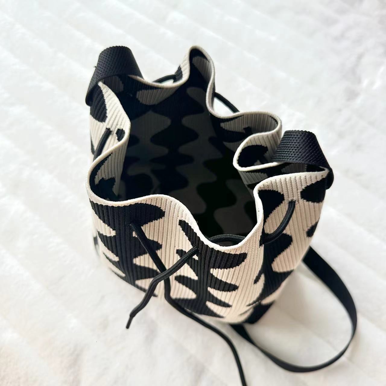 2025 new collection 2025 New Knitted Yarn Bucket Bag Hand-held Casual Handbag Lunch Bag Portable Autumn New Pattern Designer Bag, Women's Handbag