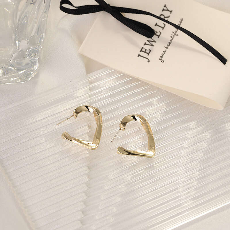 DH collections: Professional Design Niche Fashion Simple Geometric Heart Earrings