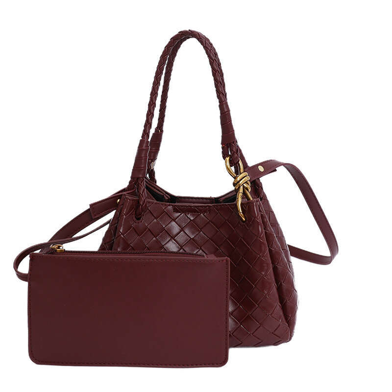 High-End Niche for Women, Autumn/Winter 2025 New Versatile Fashion Crossbody Bag, Korean Style Handheld Quilted Bucket Bag