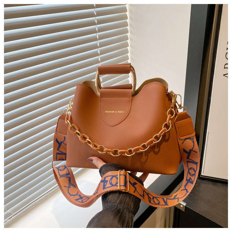 2025 Summer New Fashion Women's Single Shoulder Simple Commuter Chain Decor Handbag Textured Crossbody Bag