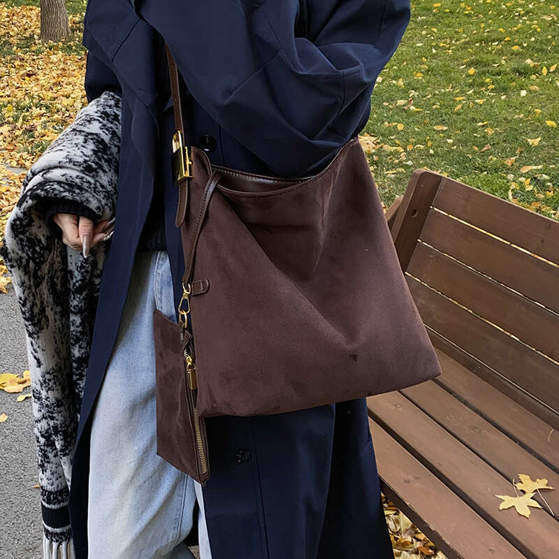 2025 Autumn and Winter New fashion Bucket Women's Casual Handbag Large Capacity Frosted Commuter Shoulder Bag