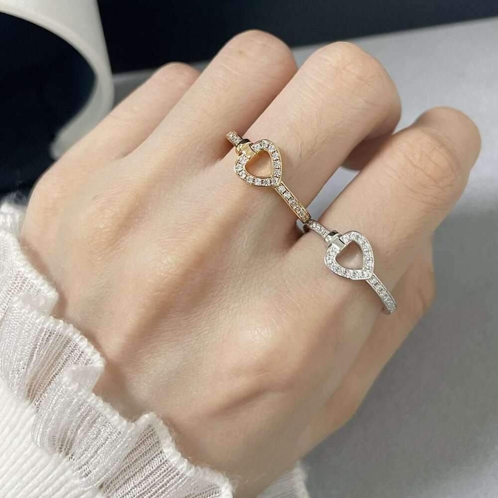 DH collections:Niche Jewelry Craft V Gold Plated Minimalist Hollow Small Heart for Women Fashion Diamond-Encrusted Heart-Shaped Ring