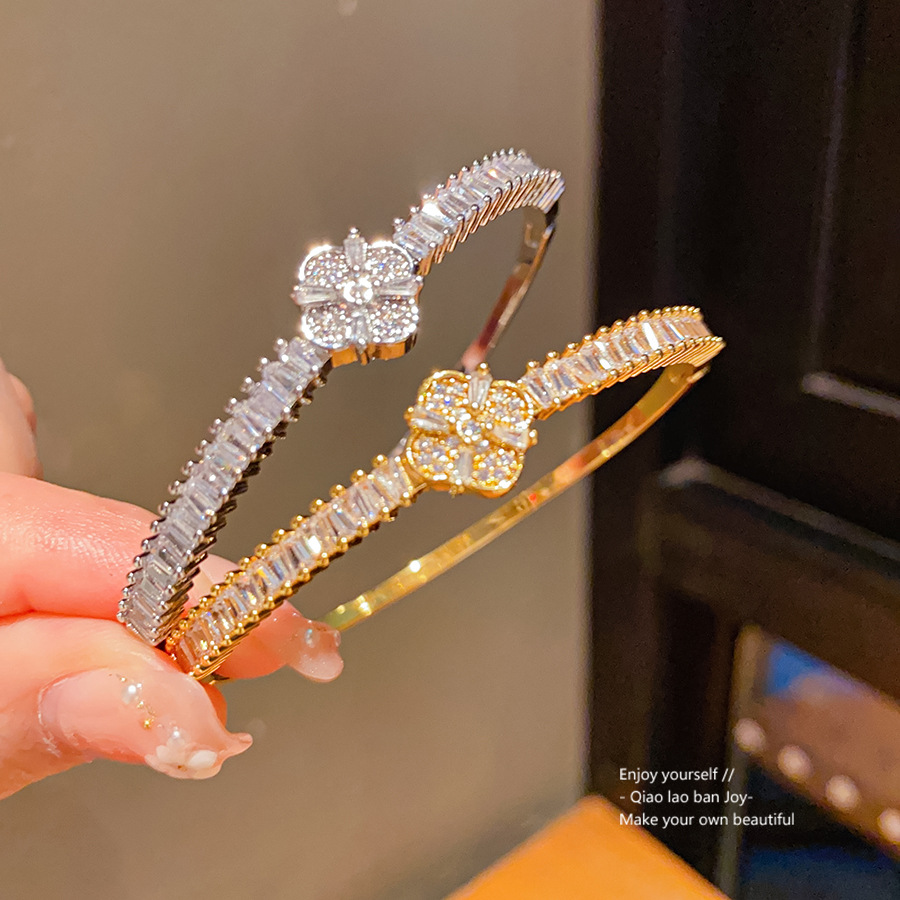 Golden Cuff Bracelet With Four-Leaf Clover & Crystal Detail, Elegant Luxe Style, Perfect For Daily Wear & Gifting, High-Quality Jewelry