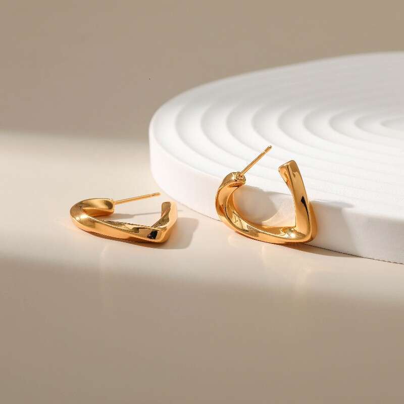 DHcollections New - style Eccentric Twisted Minimalist Earrings with Heart - shaped Design, 18K Real Gold - plated Copper