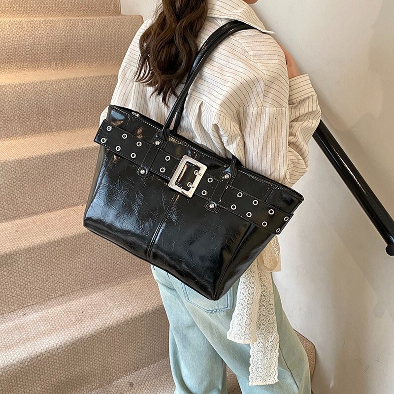 Hot Girl Women's Handbag Rivet Belt Fashionable Commuting Handbag Large Capacity Fashionable Women's Shoulder Bag Autumn New Designer Bag