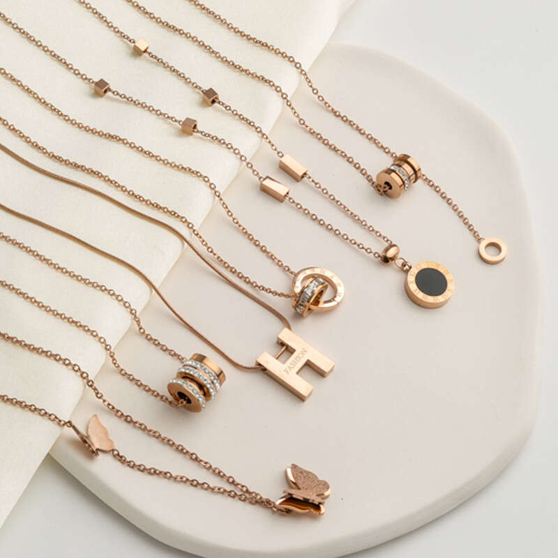 DHcollections Rose Gold Necklace for Women 2025 New High-End Niche Design Light Internet Celebrity Collarbone Chain