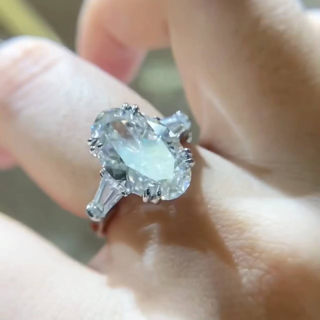 14K White Gold VS DEF Color IGI Certificated 4CT Oval Cut Three Stone CVD Lab Diamond Ring