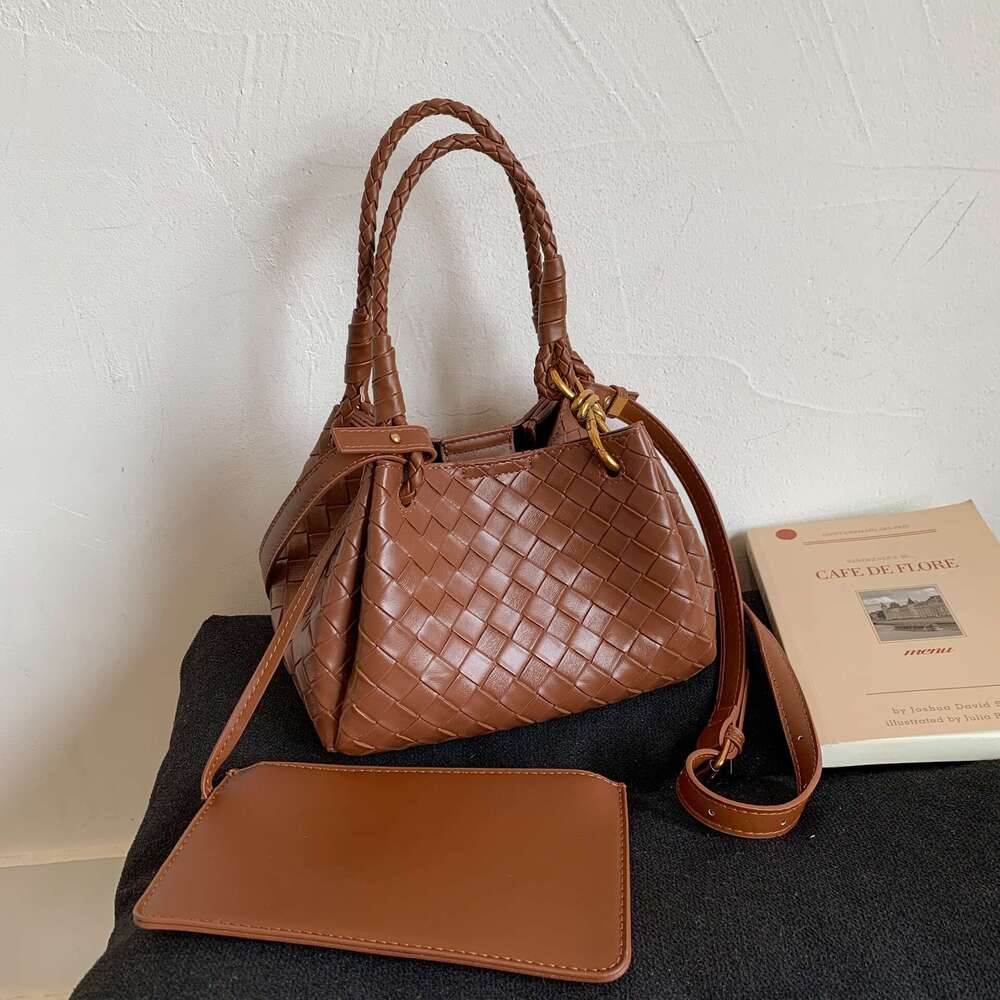 High-End Niche for Women, Autumn/Winter 2025 New Versatile Fashion Crossbody Bag, Korean Style Handheld Quilted Bucket Bag