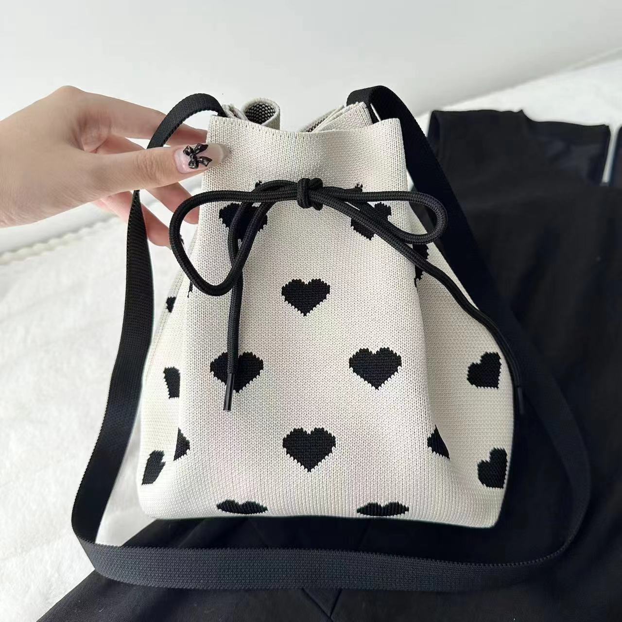 2025 new collection 2025 New Knitted Yarn Bucket Bag Hand-held Casual Handbag Lunch Bag Portable Autumn New Pattern Designer Bag, Women's Handbag