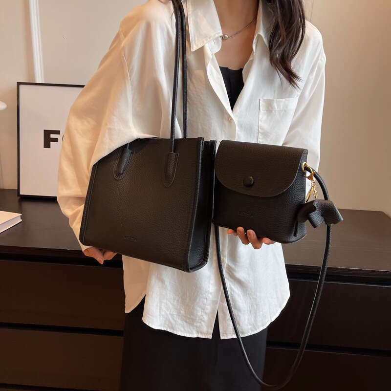 Large Capacity for Women 2023 New Simple Versatile Shoulder Trendy Textured Bucket Commuter Tote Bag