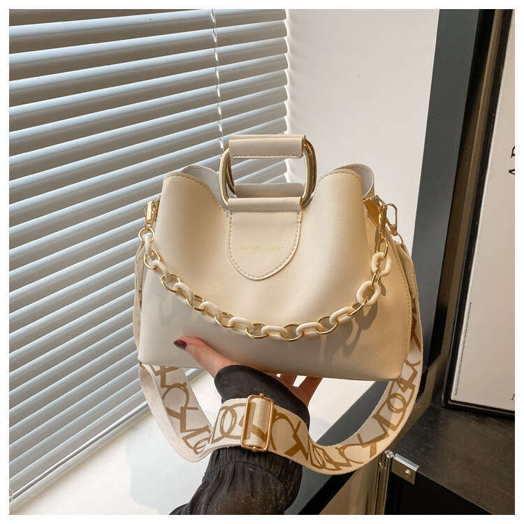 2025 Summer New Fashion Women's Single Shoulder Simple Commuter Chain Decor Handbag Textured Crossbody Bag