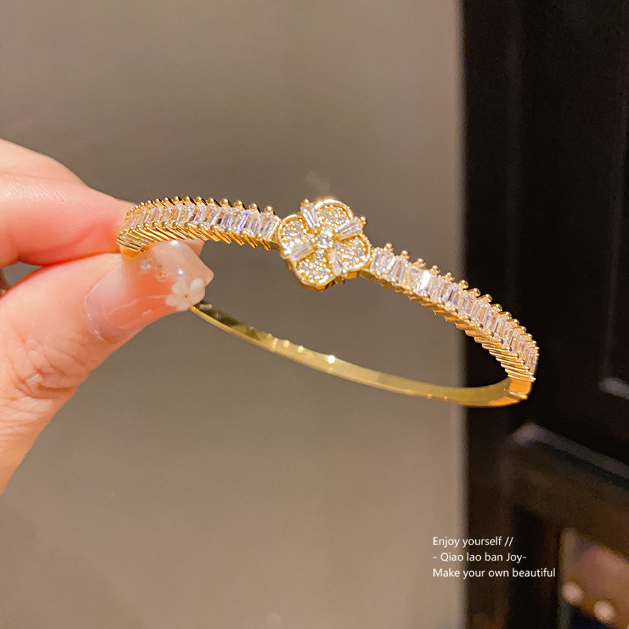 Golden Cuff Bracelet With Four-Leaf Clover & Crystal Detail, Elegant Luxe Style, Perfect For Daily Wear & Gifting, High-Quality Jewelry