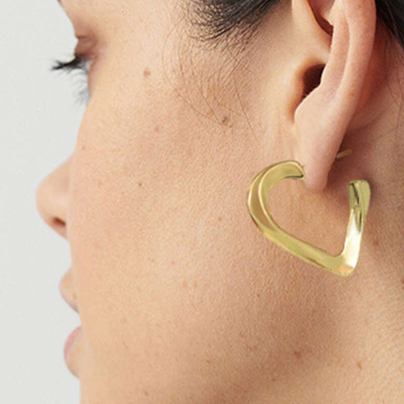 DH collections: Professional Design Niche Fashion Simple Geometric Heart Earrings