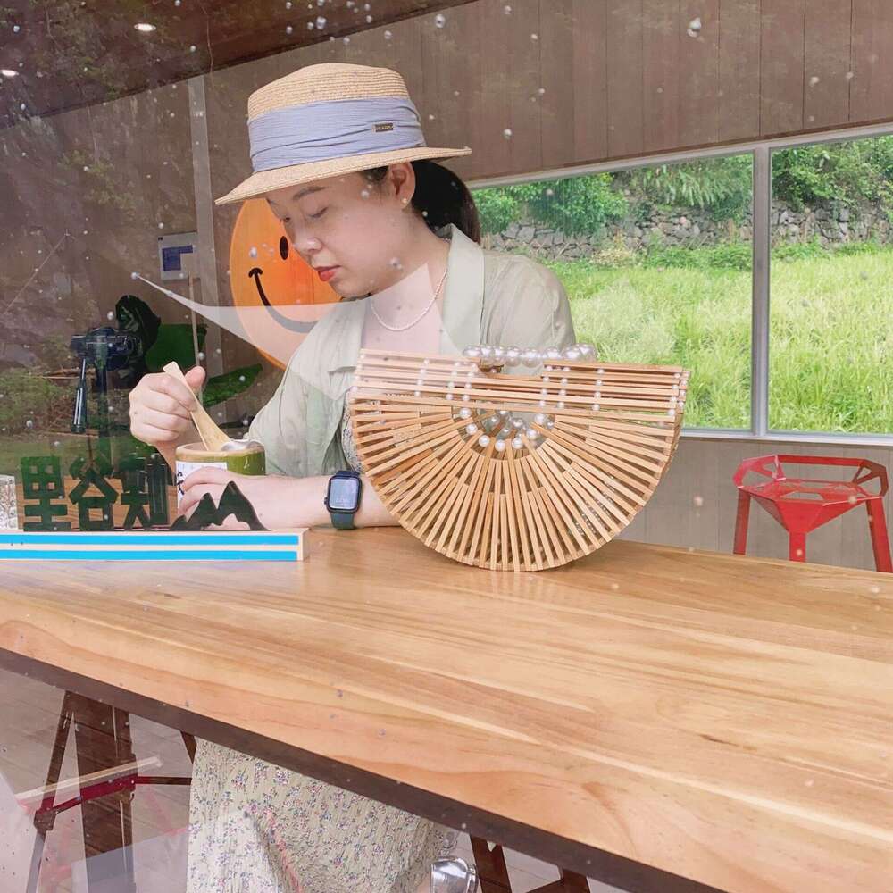 Summer Hot Sale Woven Bag 2025 Forest Style Women's Fashion Hollow Large Capacity Pearl Wooden Bead Handbag