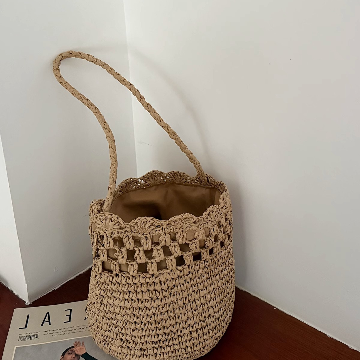 2025 new collection Artistic And Fresh Style Woven Bag Women's Shoulder Bag Handbag Niche And Simple Water Bucket Bag Straw Handbag Autumn New De
