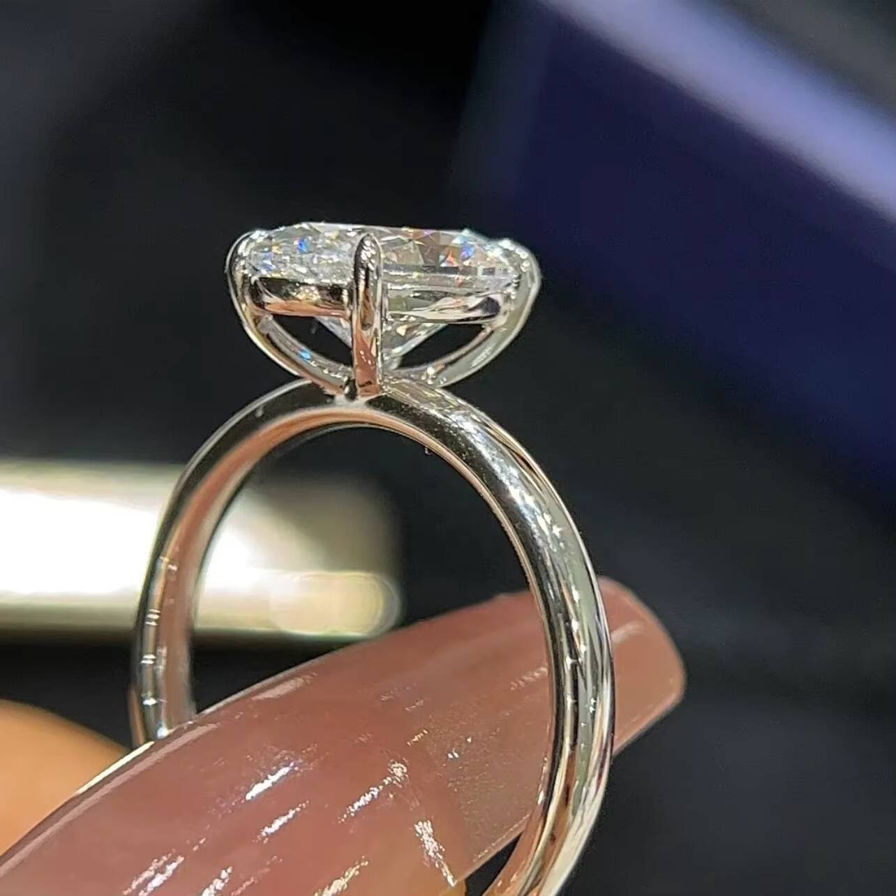 18K Solid Gold Oval Cut 200Ct DVVS1 Moissanite Diamond Engagement Split Shank Diamond Rings