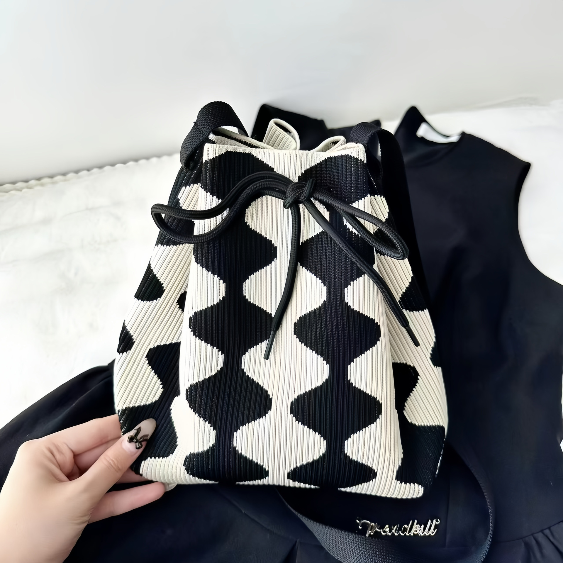 2025 new collection 2025 New Knitted Yarn Bucket Bag Hand-held Casual Handbag Lunch Bag Portable Autumn New Pattern Designer Bag, Women's Handbag