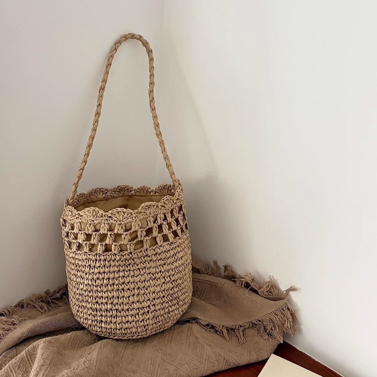2025 new collection Artistic And Fresh Style Woven Bag Women's Shoulder Bag Handbag Niche And Simple Water Bucket Bag Straw Handbag Autumn New De