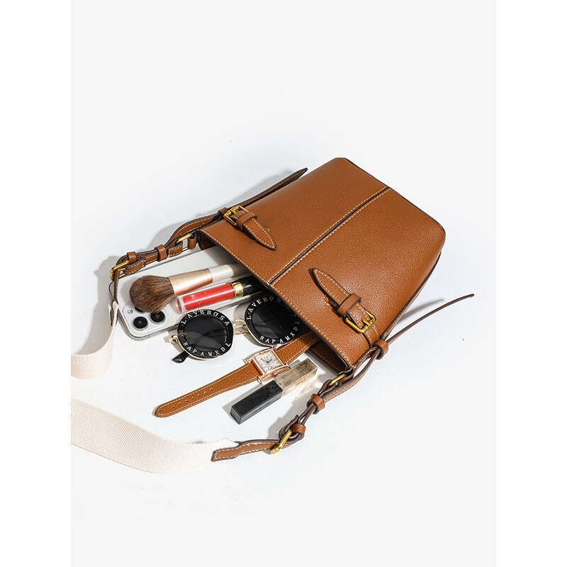 Spanish Women's Z Brand 2025 New High-End Versatile Buckle Decor Single Shoulder Crossbody Bucket Bag