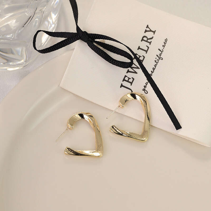 DH collections: Professional Design Niche Fashion Simple Geometric Heart Earrings