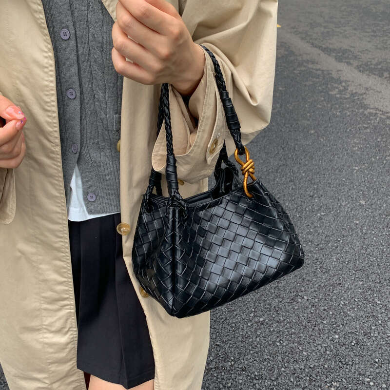 High-End Niche for Women, Autumn/Winter 2025 New Versatile Fashion Crossbody Bag, Korean Style Handheld Quilted Bucket Bag