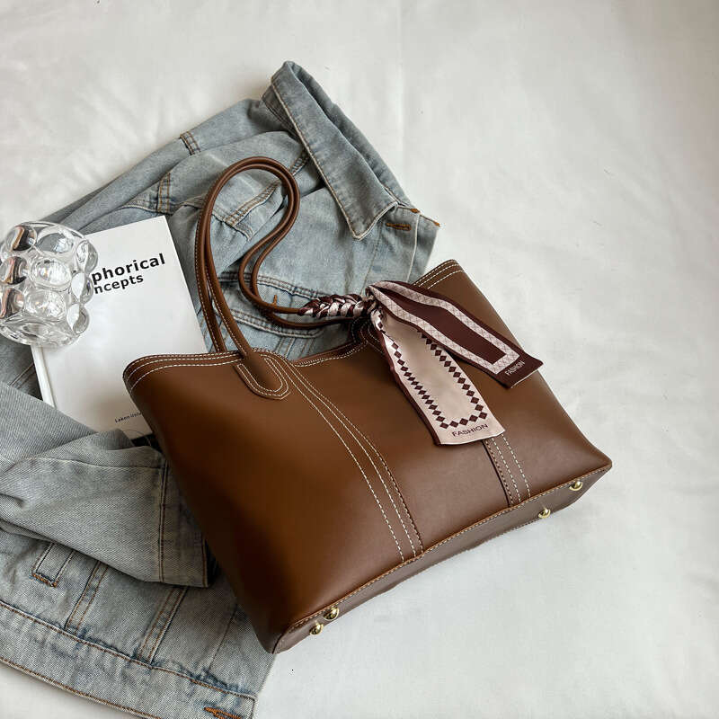 High-End 2023 New Solid Color Fashion Tote for Women Large Capacity Commute Textured Shoulder Bag