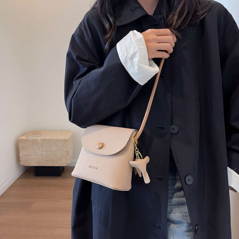 Large Capacity for Women 2023 New Simple Versatile Shoulder Trendy Textured Bucket Commuter Tote Bag