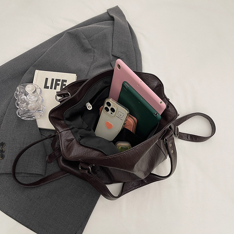 Designer bag free shipping European American retro solid color versatile shoulder bag commuting outdoor bag Fashionable