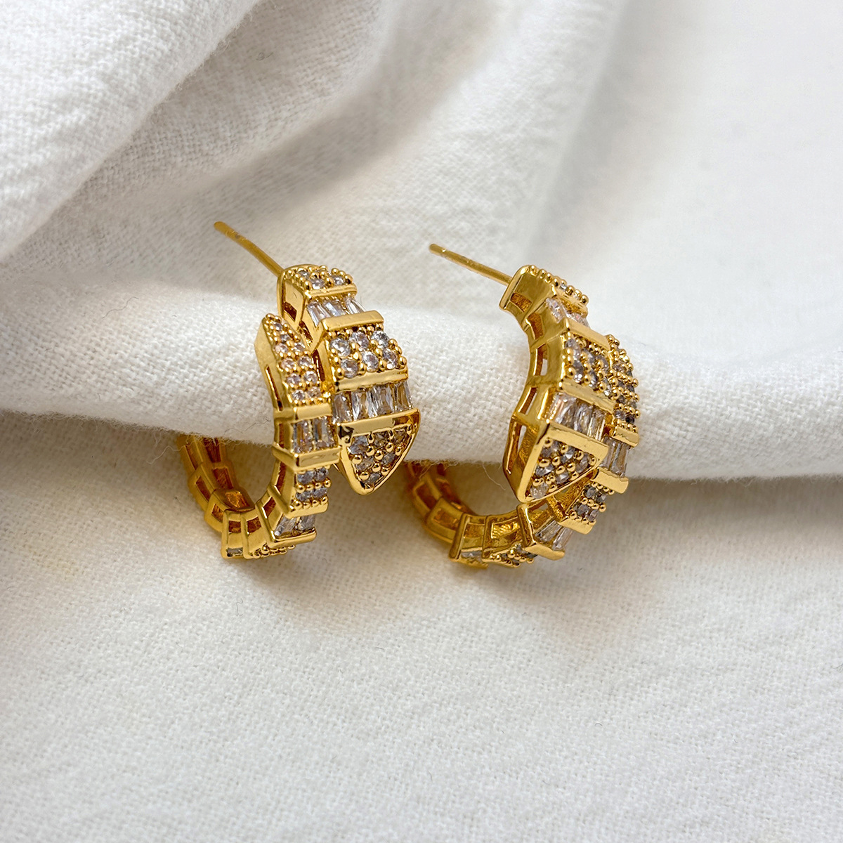 Luxury Brand Designer Jewelry New European And American Zircon Snake-Shaped Earrings For Women, Niche Design, High-End Snake Bone Studs, Fashionable V