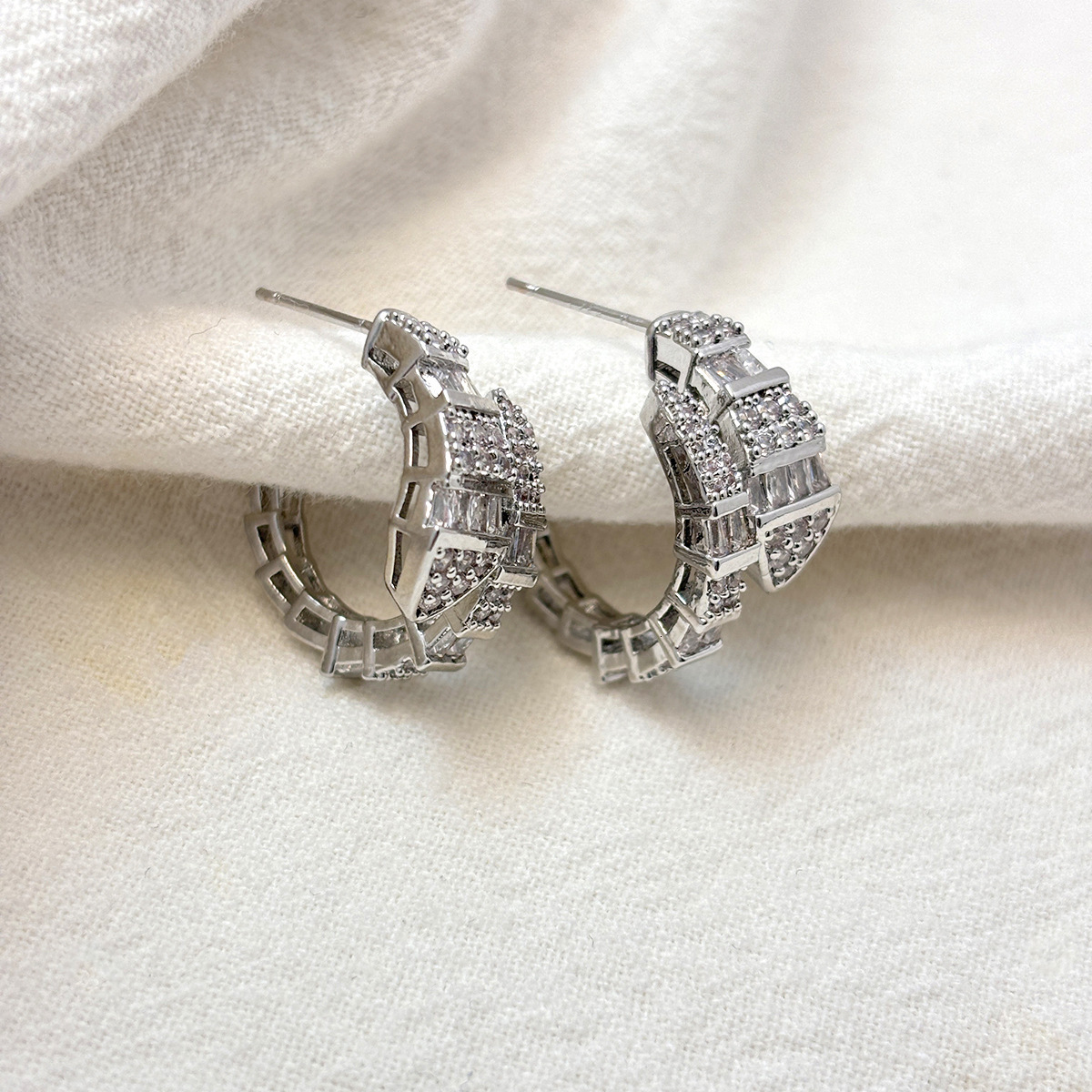 Luxury Brand Designer Jewelry New European And American Zircon Snake-Shaped Earrings For Women, Niche Design, High-End Snake Bone Studs, Fashionable V