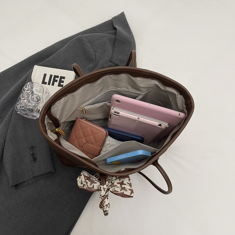 Designer bag free shipping Shoulder Bags Fashionable solid color simple versatile handbag with large capacity for commuting leisure