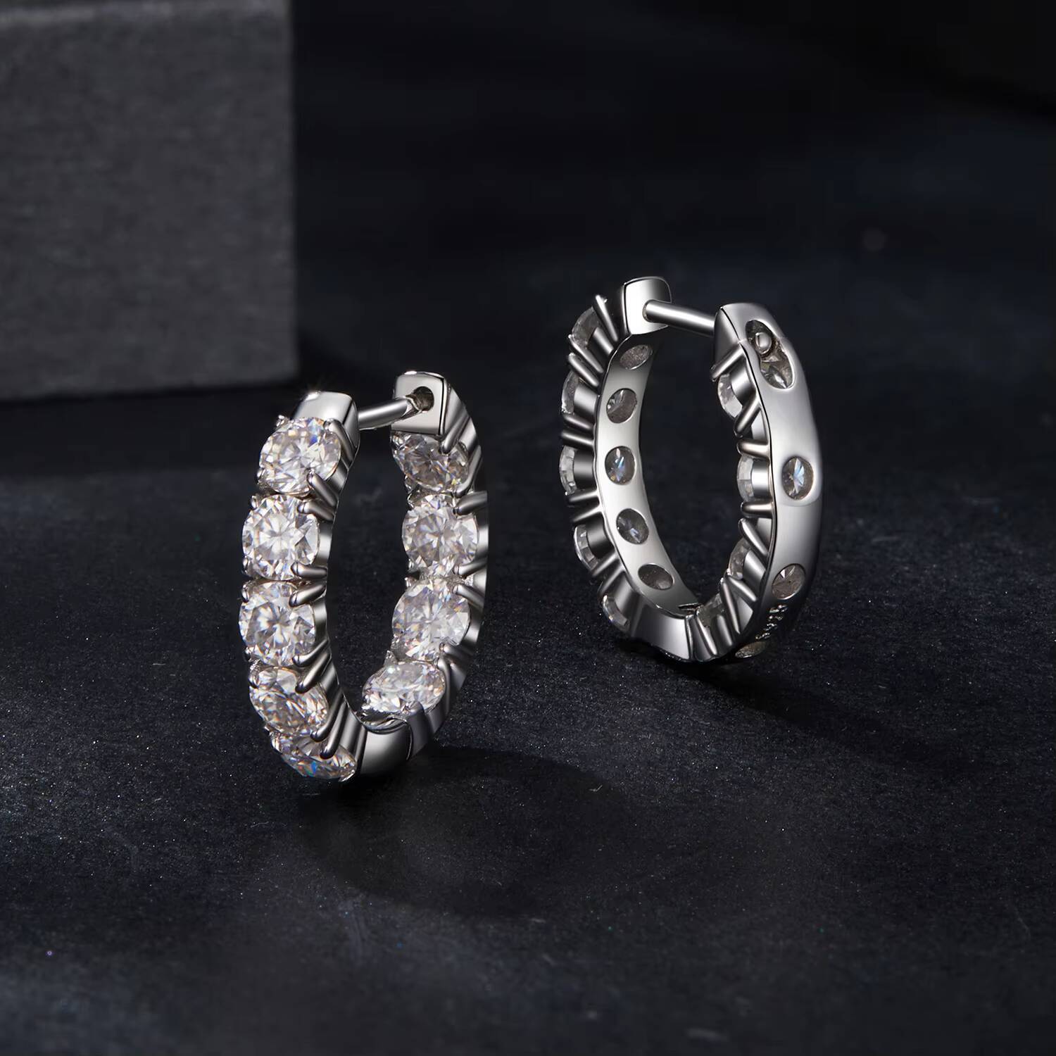 Trendy 925 Sterling Silver Rhodium Plated VVS Moissanite Huggie Hoop Earrings for Women 3mm Moissanite Diamond Earrings