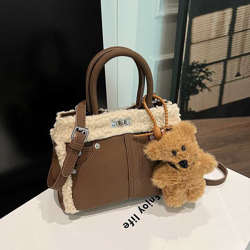 Designer bag free shipping Autumn and winter new French fur handbag casual tote bag versatile fashion trend diagonal cross bag for women