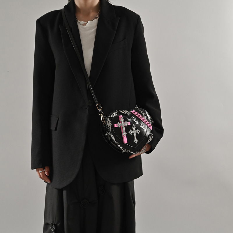 2025 autumn new bag fashion versatile sweet cool spicy girl heart-shaped niche design personality rivet punk women's shoulder bag designer bag