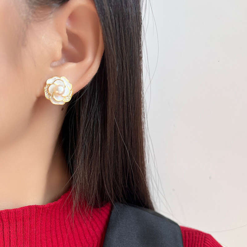 White Camellia Silicone Clips Non-Pierced High-End Freshwater Pearl Ear Jewelry Flower Earrings