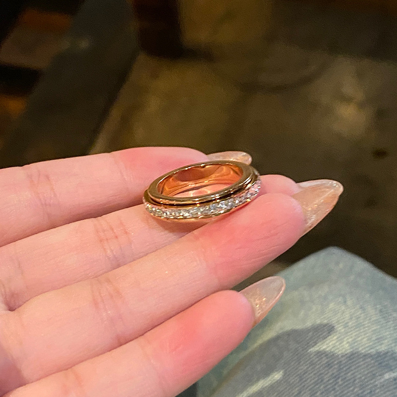 2025 Choucong Gorgeous Wedding Rings Luxury Jewelry Titanium Steel Princess Cut Stack Crystal Rose Gold Fill Handmade Elegant Women Rotatable Ring Gif