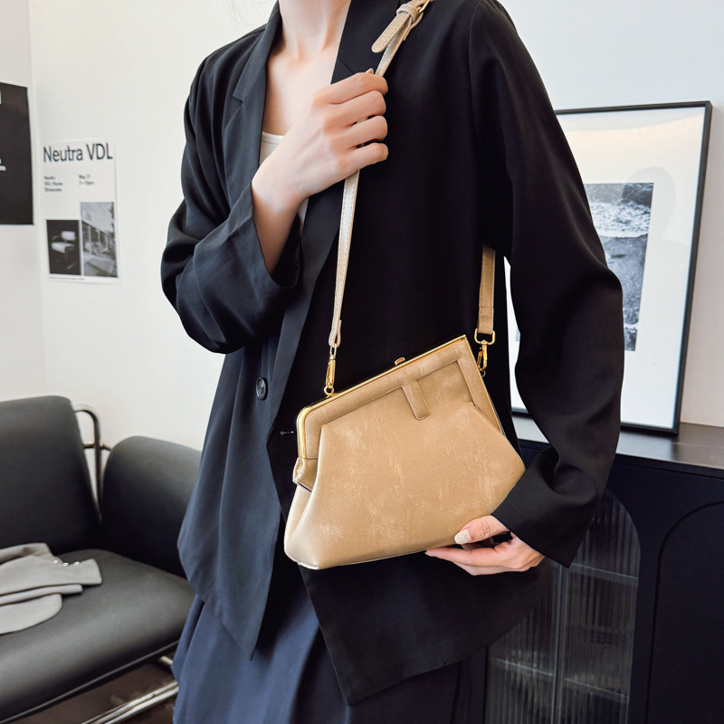 Luxury Brand Designer Bag High-End Elegant Trendy 2025 New Phone Bag For Women Crossbody Small Bag Shell Bag Shoulder Bag Summer Commuter Bag