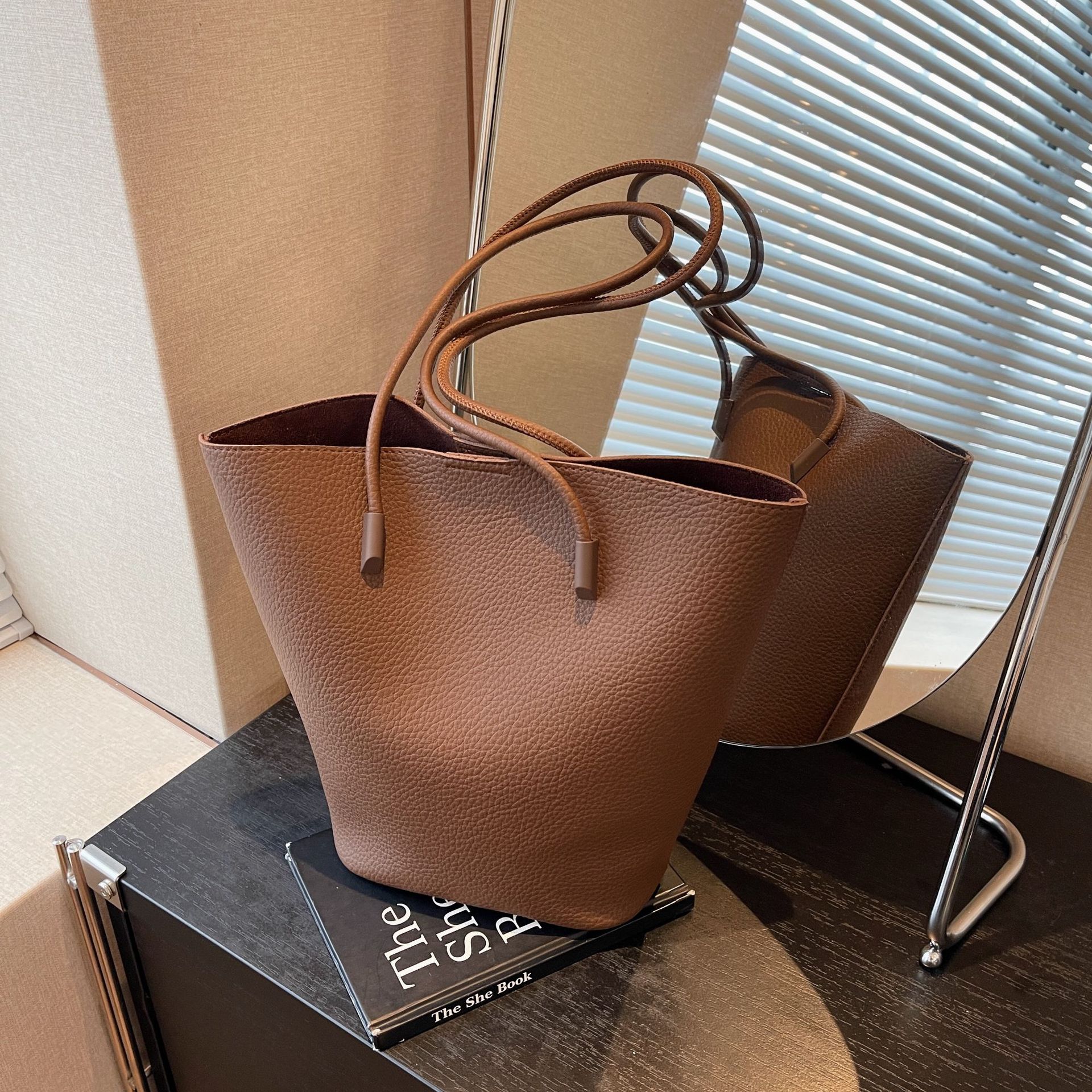 Shoulder Bags Advanced texture and fashionable single shoulder bucket bag for women, new Korean version versatile handheld tote bag