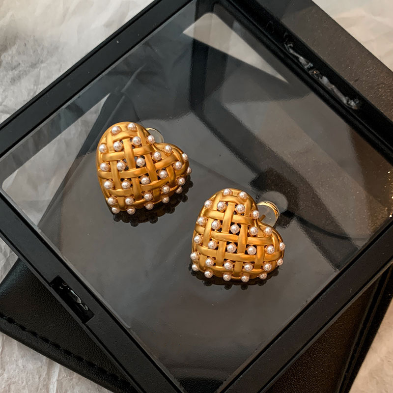 Earrings quality Jewelry European And American French Retro Pearl Hollow Heart Earrings For Women, Niche Design Matte Gold Earrings, Simple Fashion