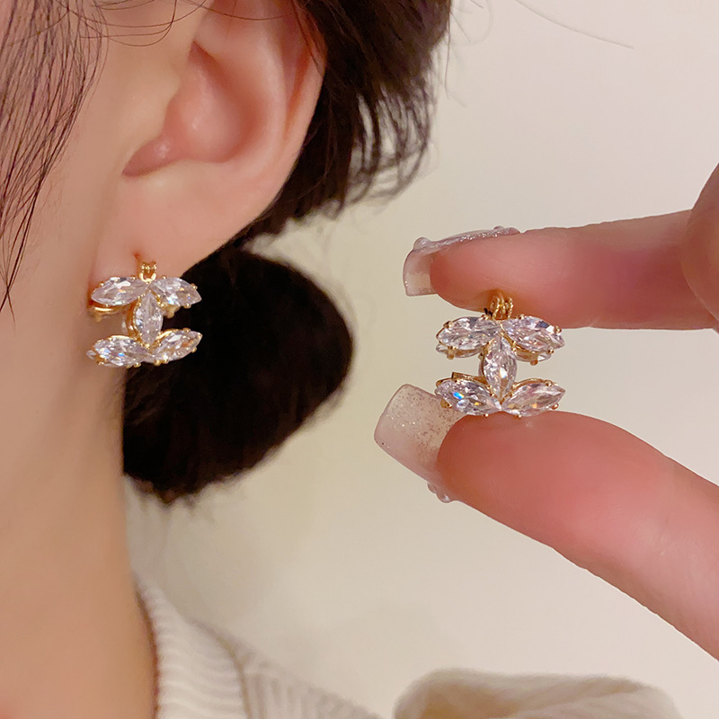 Luxury Brand Designer Jewelry Exquisite Sweet Little Style Zircon Double C Earrings For Women, Niche Design Fashionable Socialite Style Versatile Earr